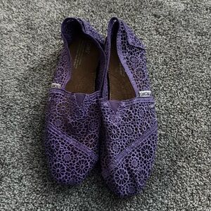 Purple crochet TOMS. Size 8.5. NWOT.